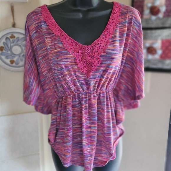 Almost Famous Red/Pink Striped Cold/Open Shoulder Asymmetrical Blouse Size Large - Picture 2 of 8